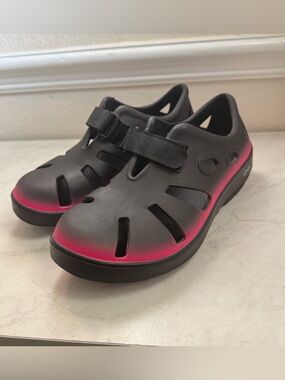 OOFOS Women's Black and Pink Recovery Clog Sandals
